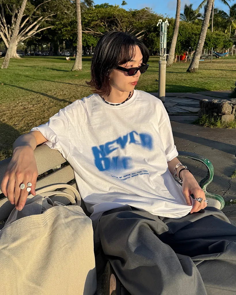 (ユニセックス)スプレーレタリング半袖Tシャツ