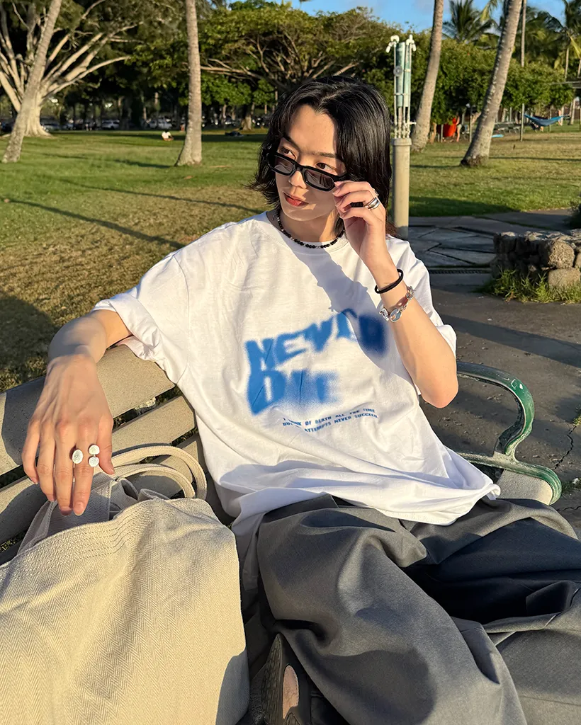 (ユニセックス)スプレーレタリング半袖Tシャツ