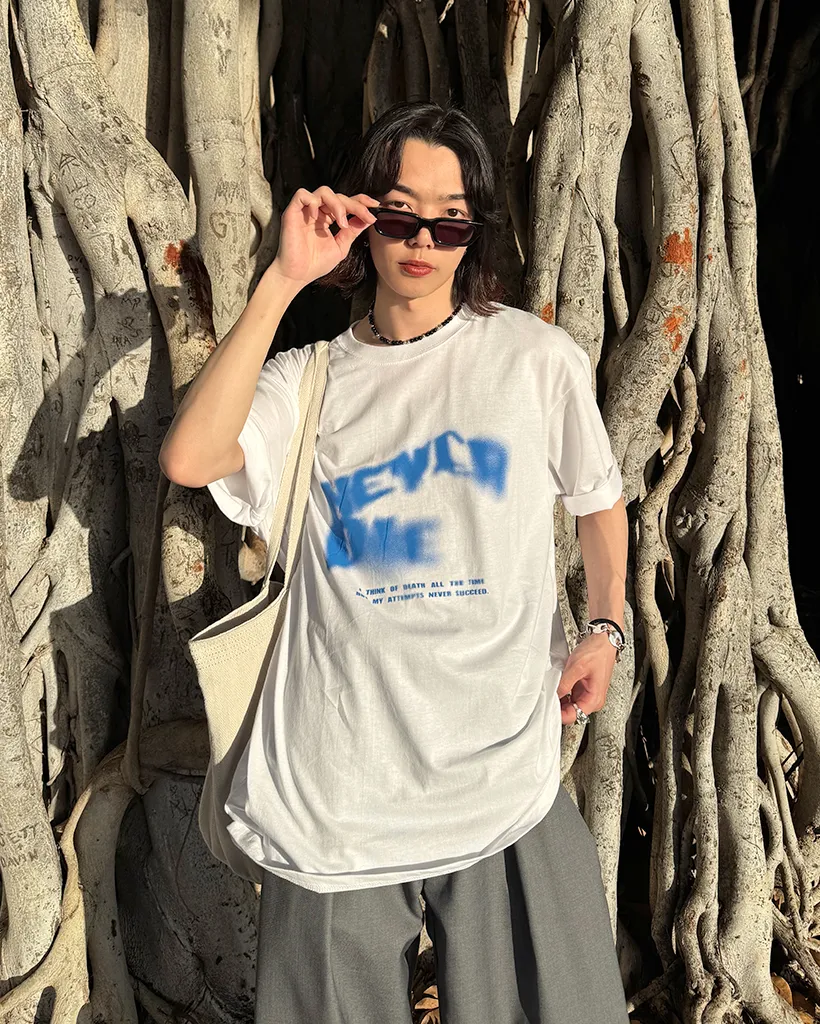 (ユニセックス)スプレーレタリング半袖Tシャツ