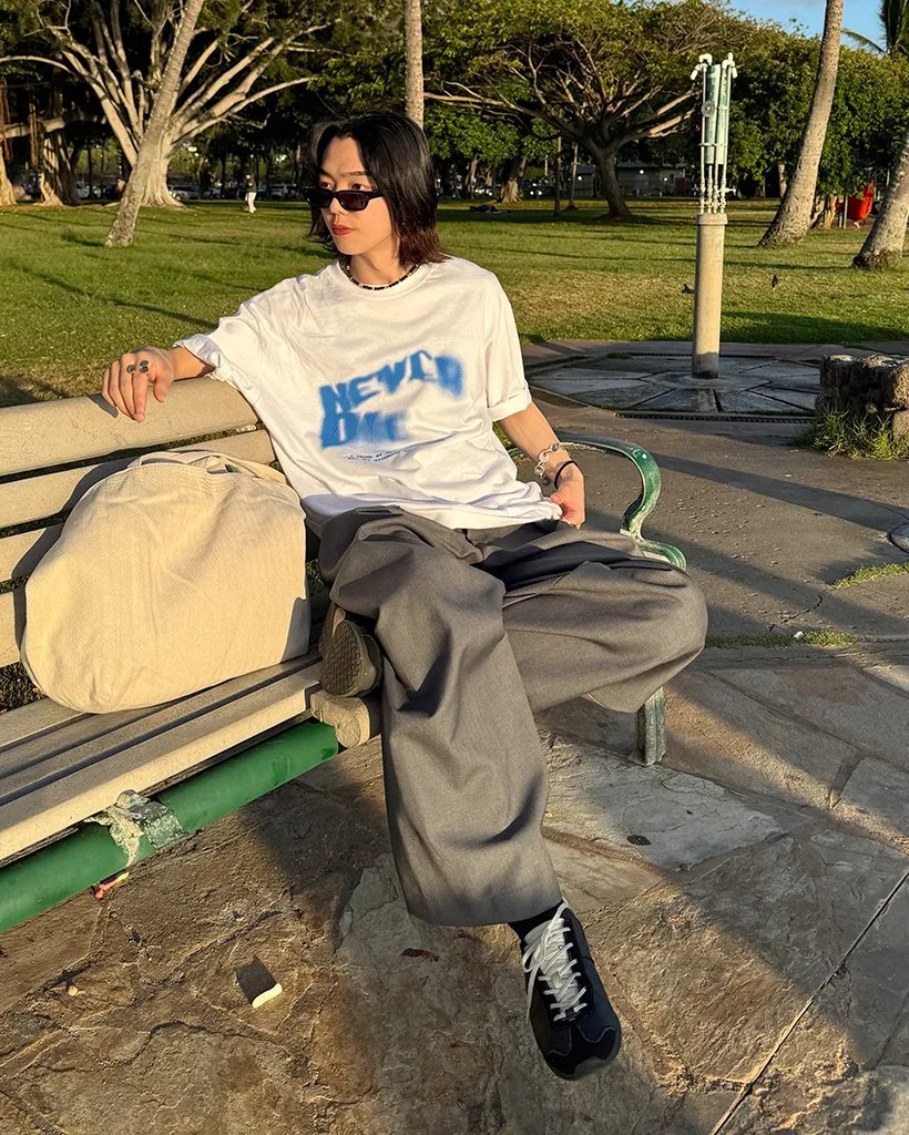 (ユニセックス)スプレーレタリング半袖Tシャツ