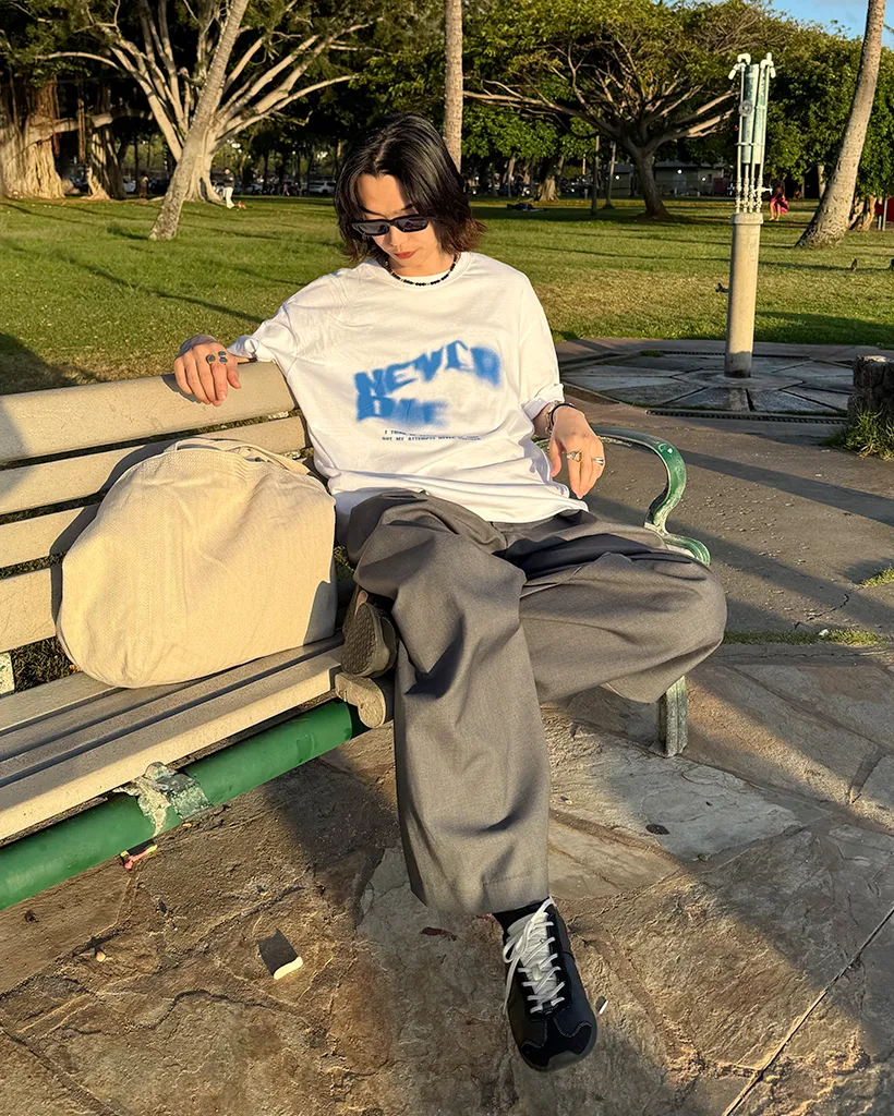 (ユニセックス)スプレーレタリング半袖Tシャツ