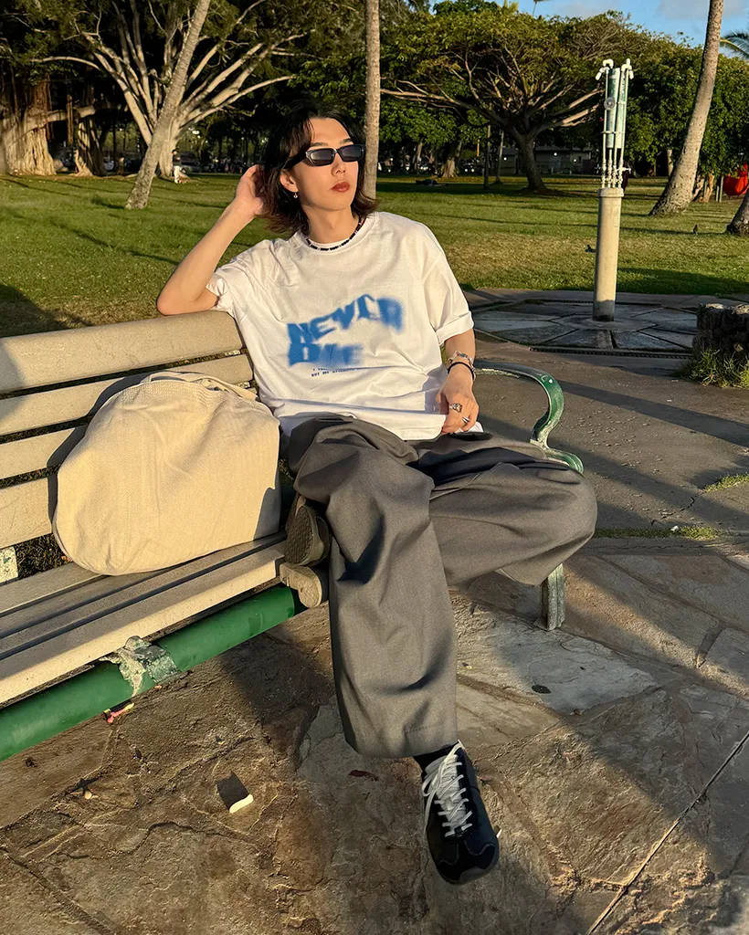 (ユニセックス)スプレーレタリング半袖Tシャツ