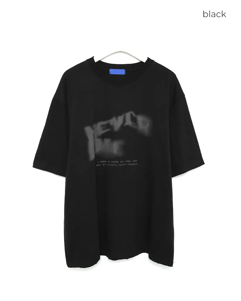 (ユニセックス)スプレーレタリング半袖Tシャツ