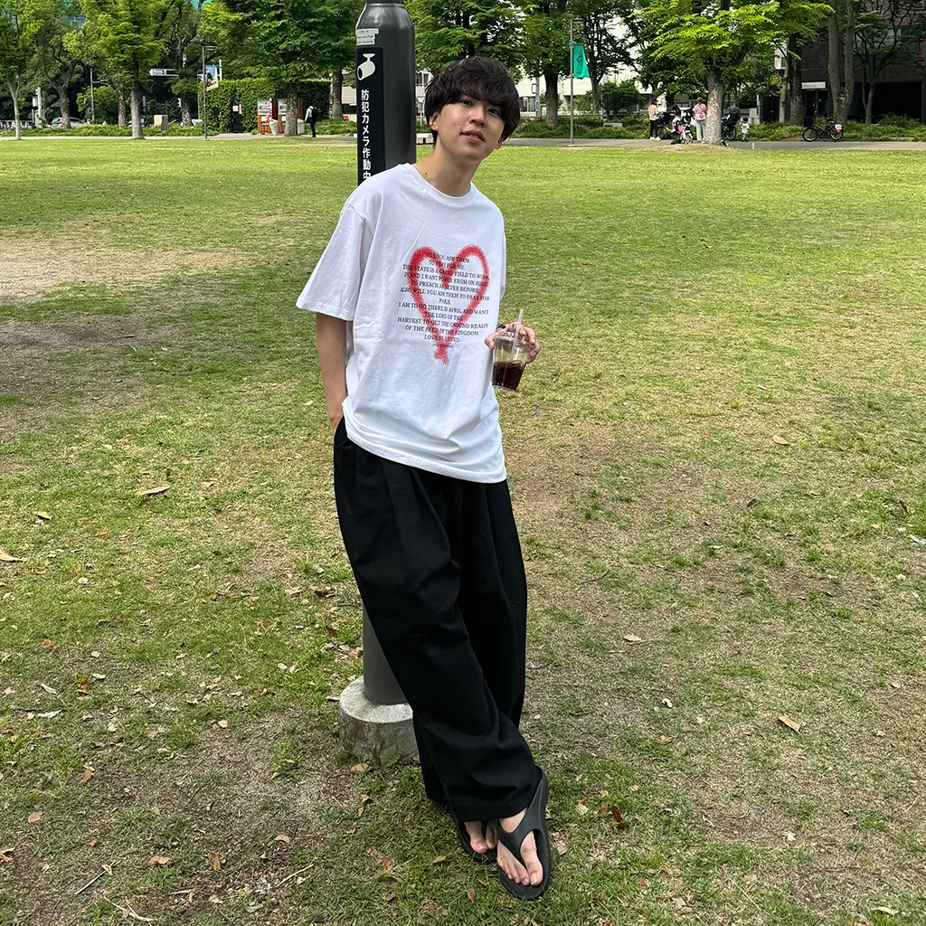 (ユニセックス) ハートスプレーポイント半袖Tシャツ