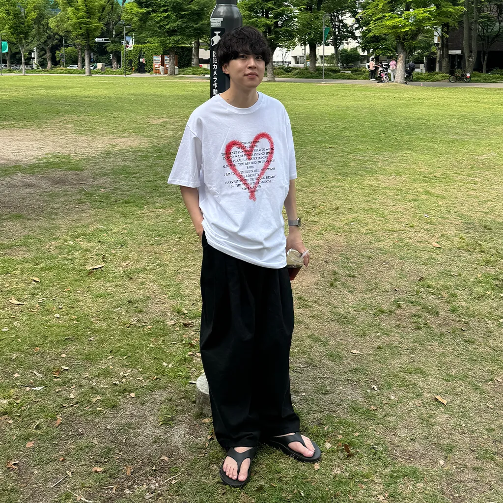 (ユニセックス) ハートスプレーポイント半袖Tシャツ
