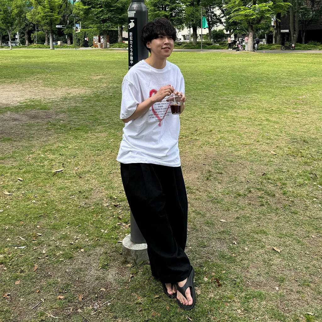 (ユニセックス) ハートスプレーポイント半袖Tシャツ