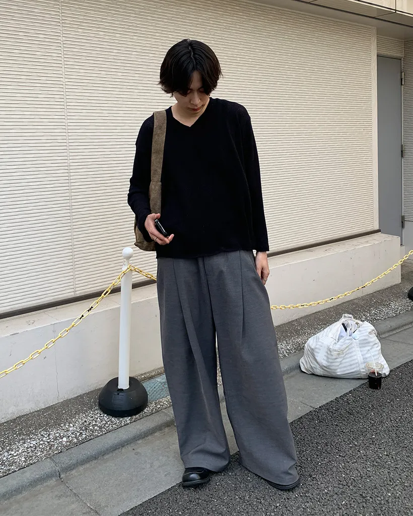 シアーVネックニット