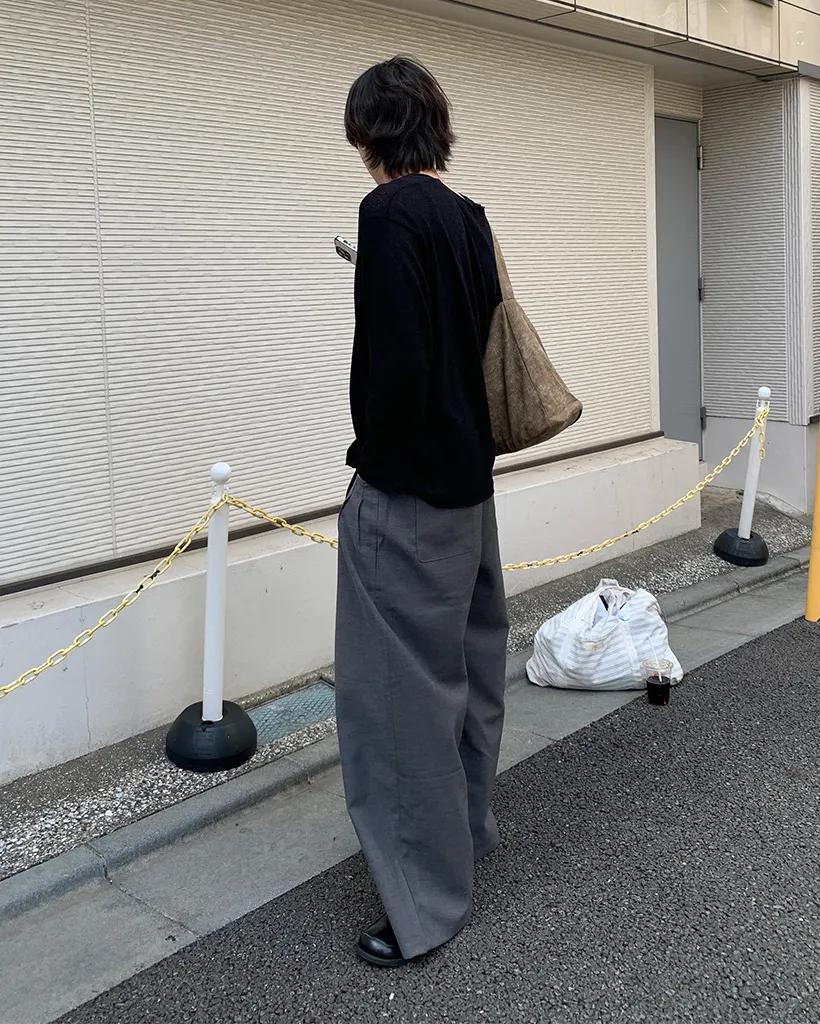 シアーVネックニット