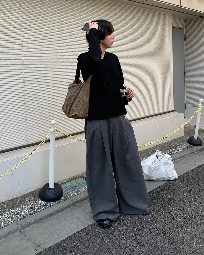 シアーVネックニット