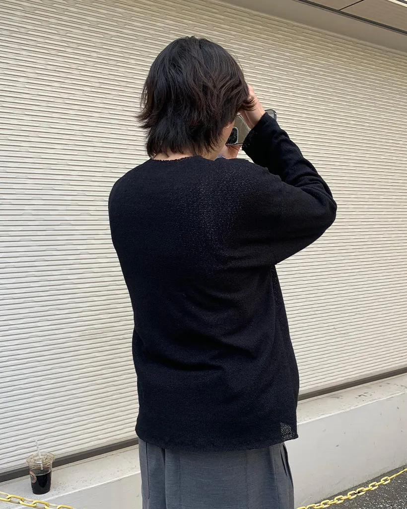 シアーVネックニット