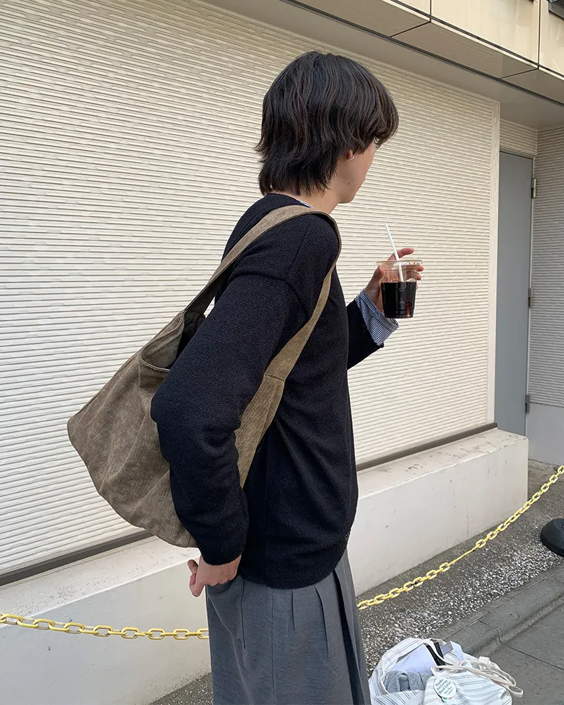 シアーVネックニット