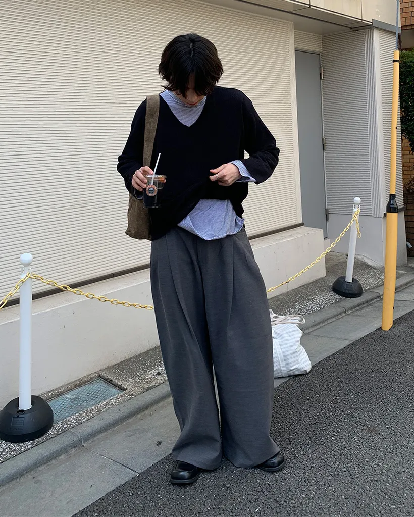 シアーVネックニット