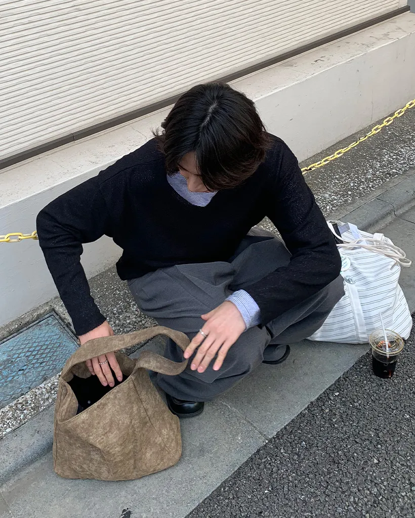 シアーVネックニット