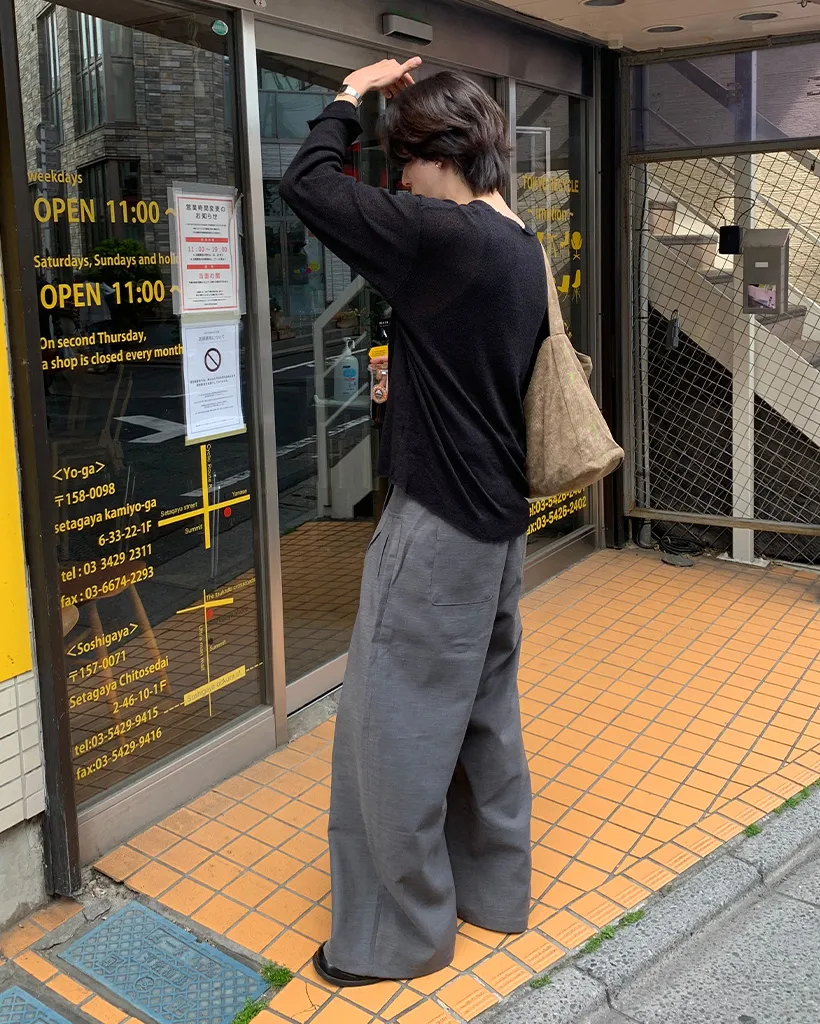 シアーVネックニット
