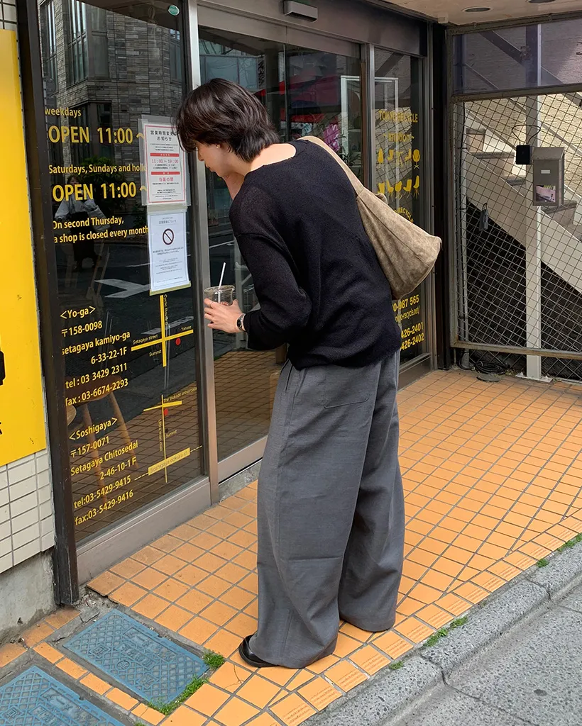 シアーVネックニット