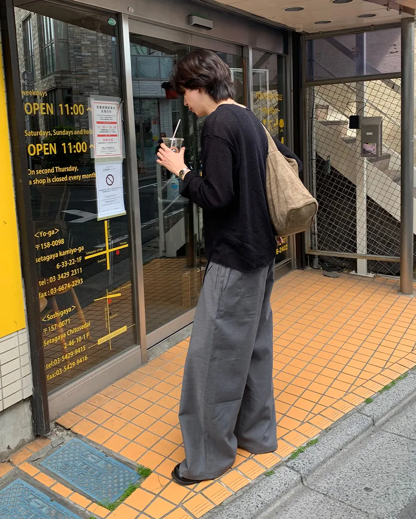 シアーVネックニット