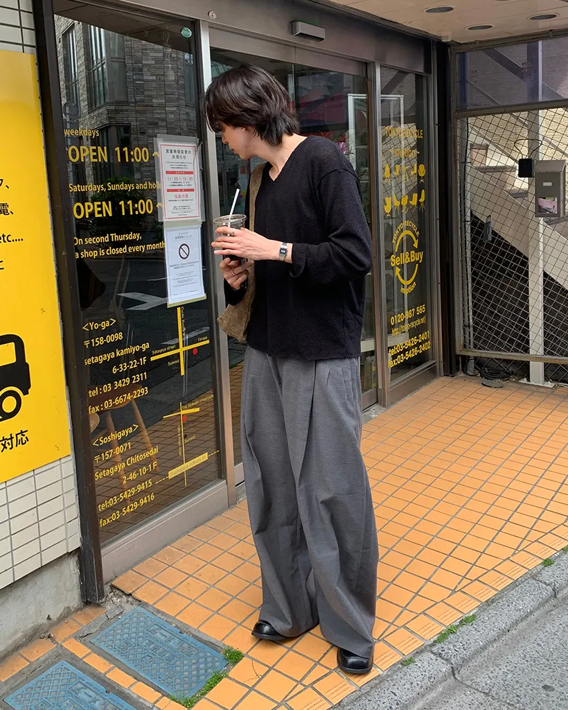 シアーVネックニット