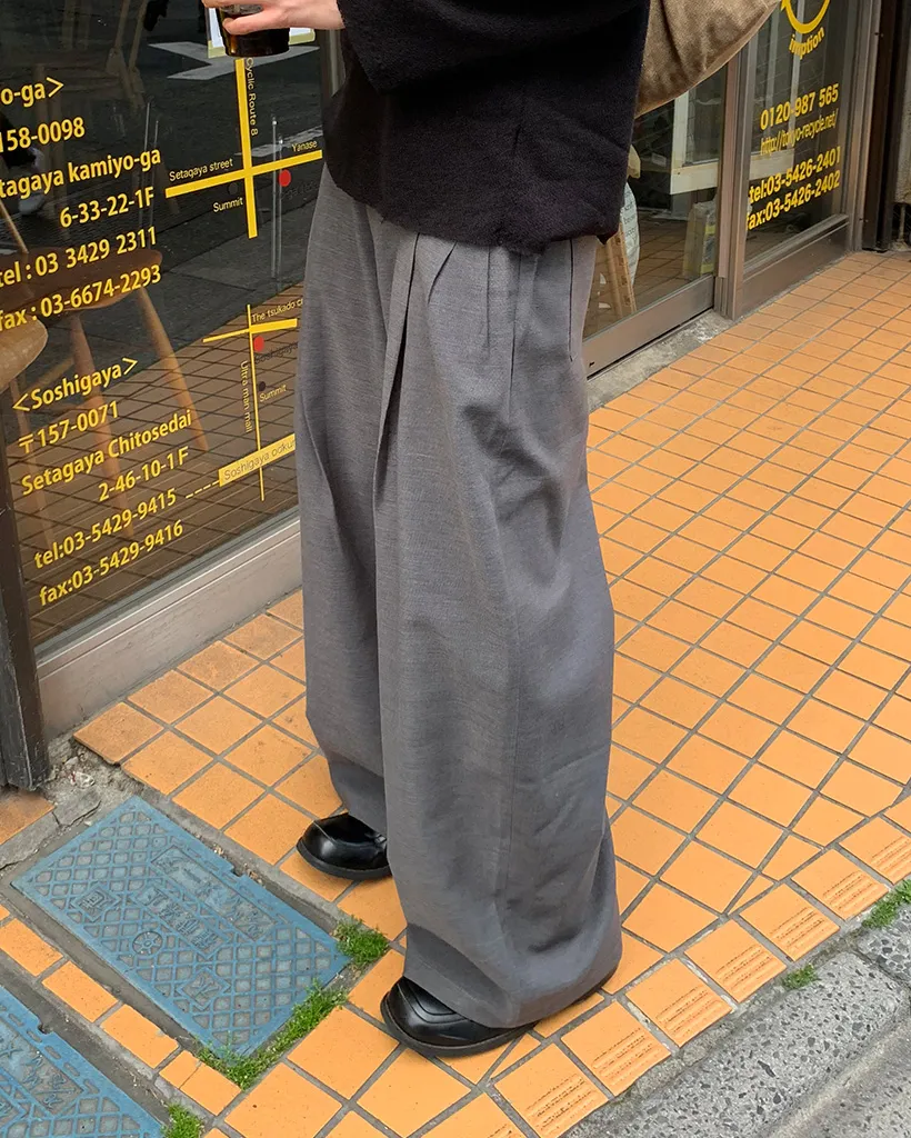 シアーVネックニット