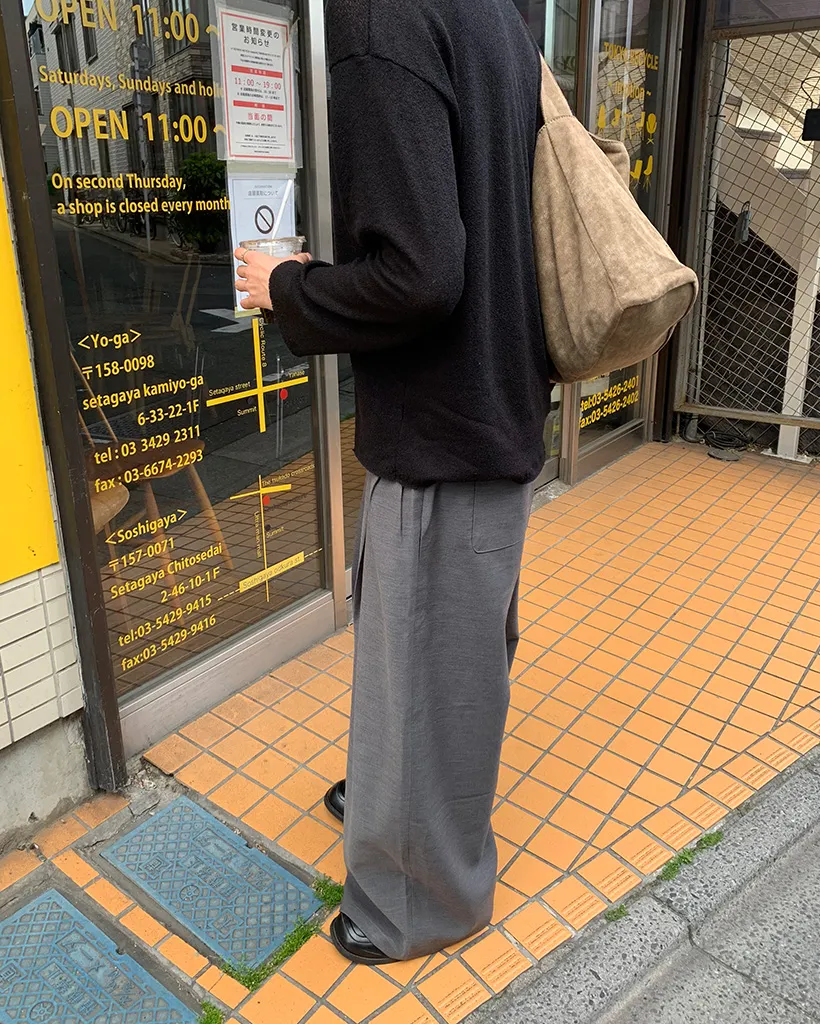 シアーVネックニット