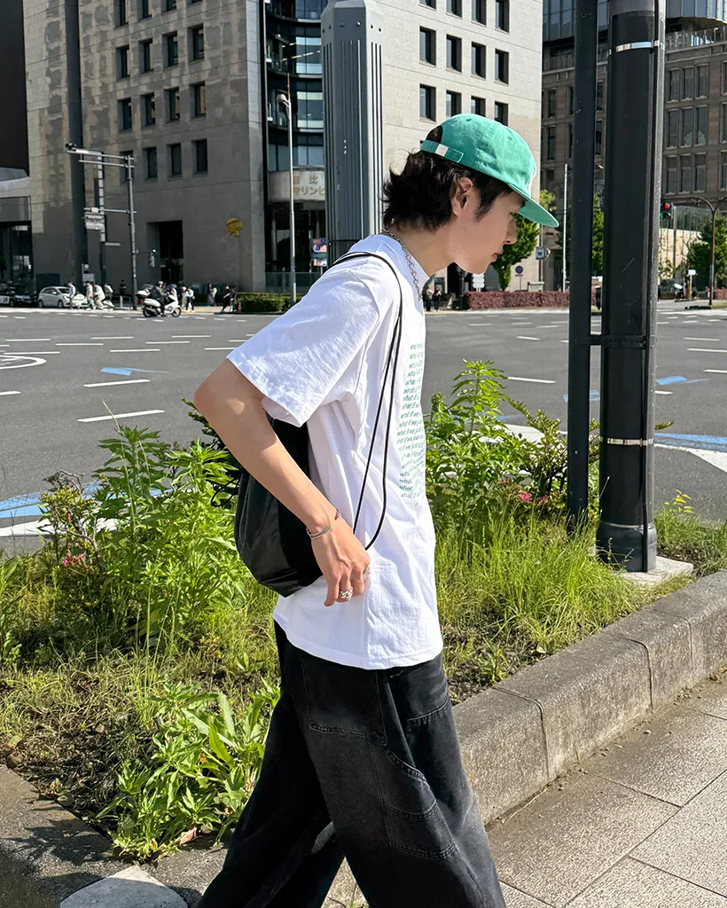 （ユニセックス）カラーレタリング半袖Tシャツ