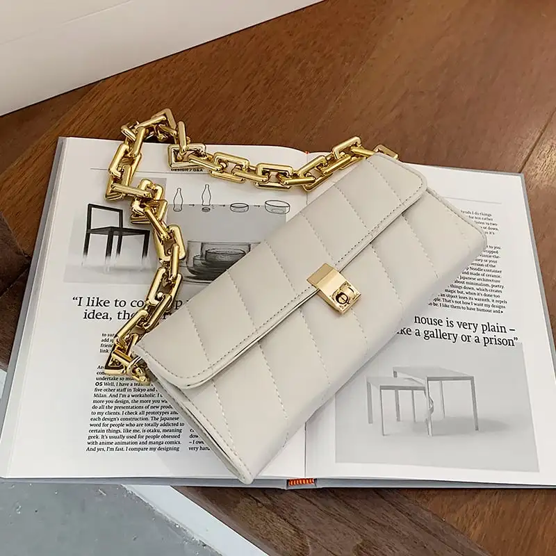 ショルダーバッグ チェーンバッグ 無地 ファッション PU 可愛い 綺麗め おしゃれ ブラック ホワイトブルー レッド