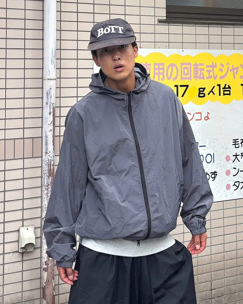 フーデッドウィンドブレーカー