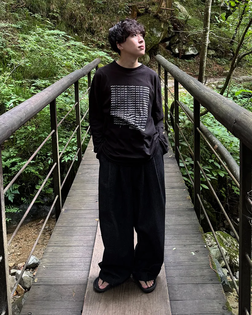 （ユニセックス）ロングシンプルレタリング長袖Tシャツ