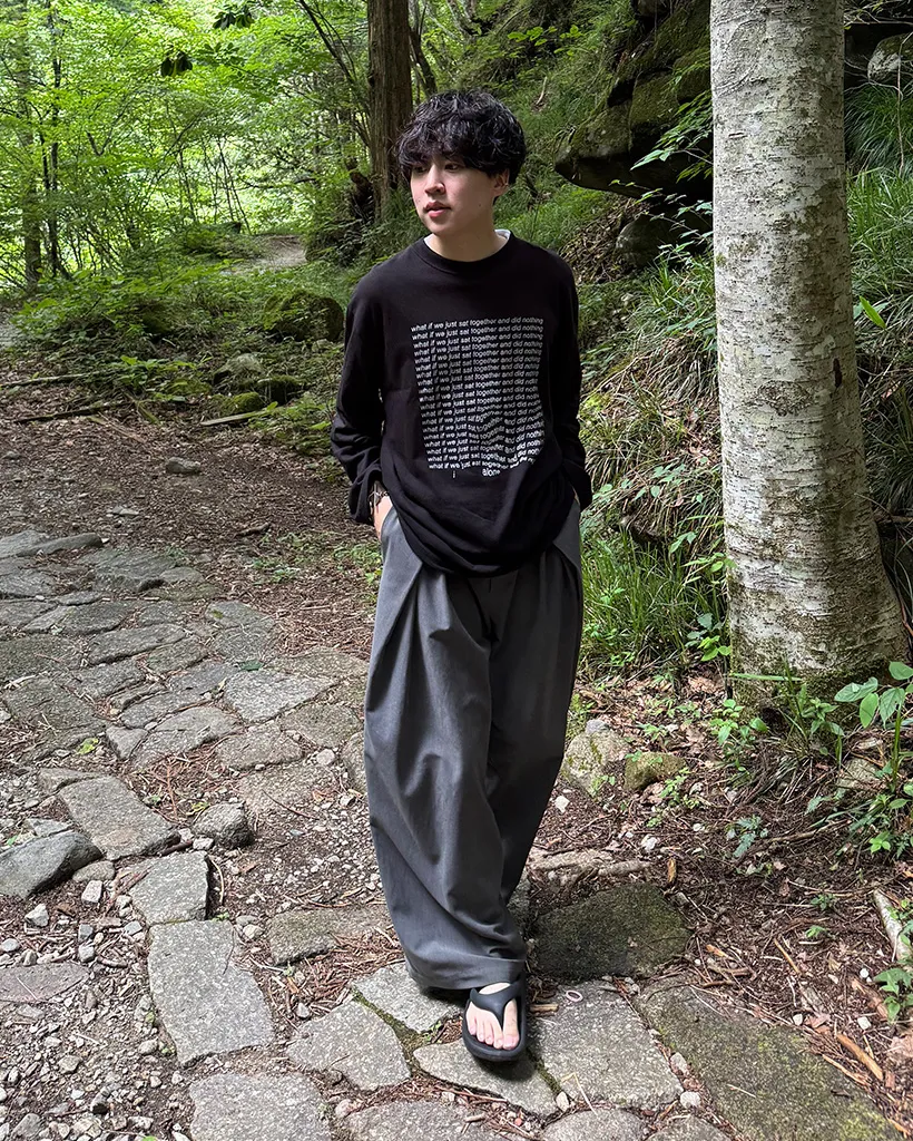 （ユニセックス）ロングシンプルレタリング長袖Tシャツ