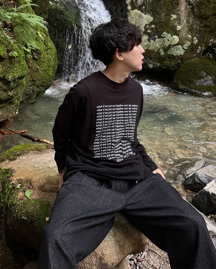 （ユニセックス）ロングシンプルレタリング長袖Tシャツ