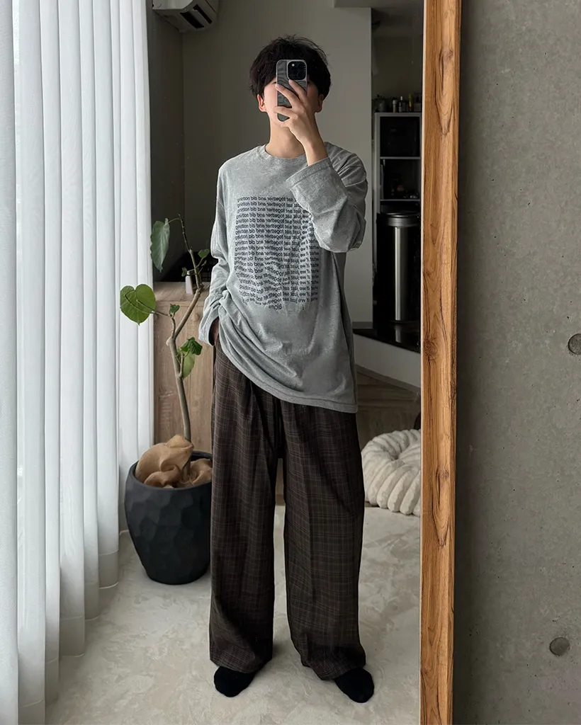 （ユニセックス）ロングシンプルレタリング長袖Tシャツ