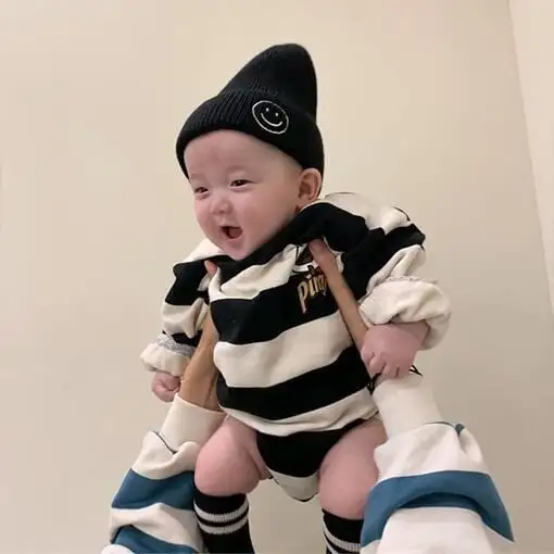 【66-90cm】可愛いひげおじさん長袖ボーダーロンパース