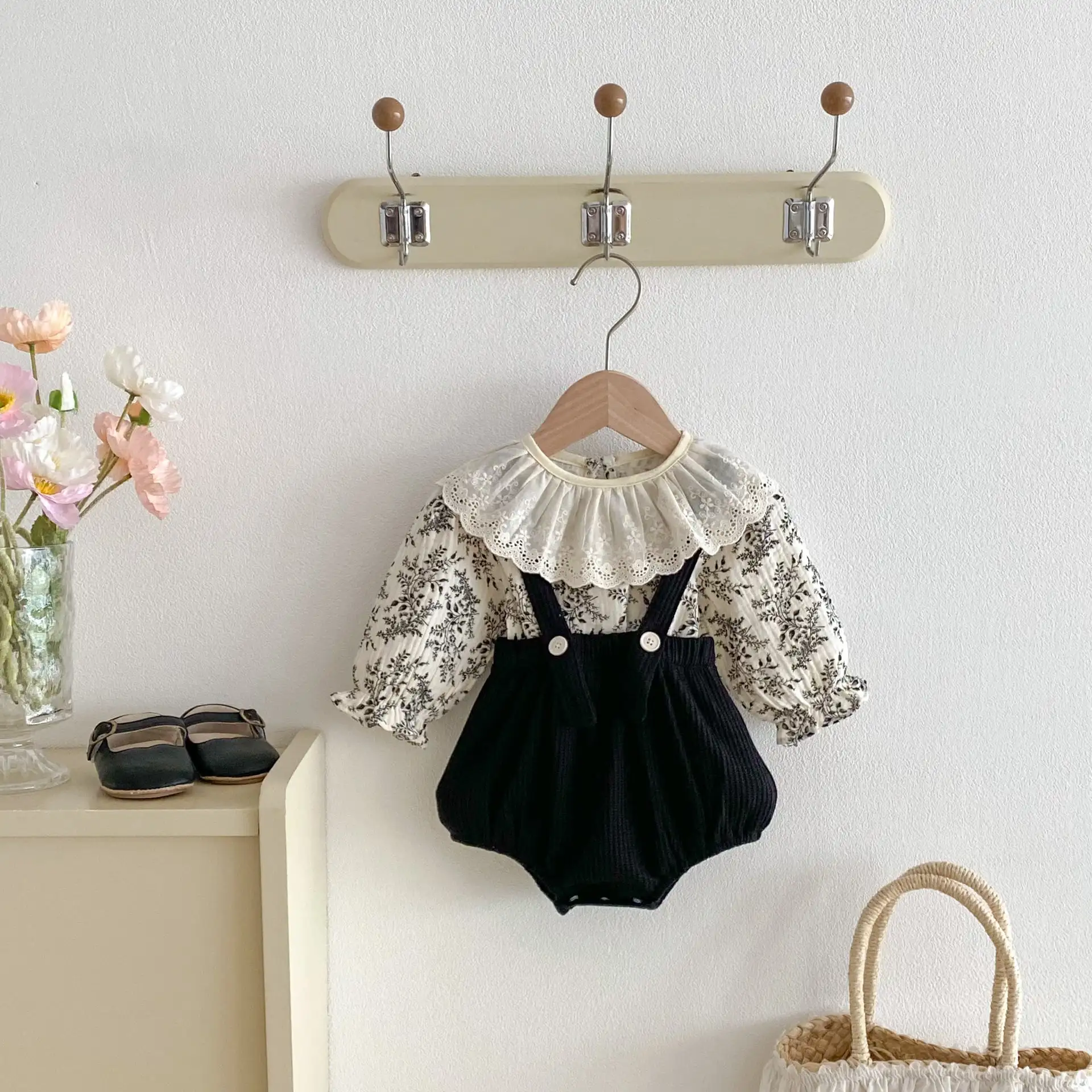 【66-100cm】ブラックフラワーＴシャツ＆サロペット