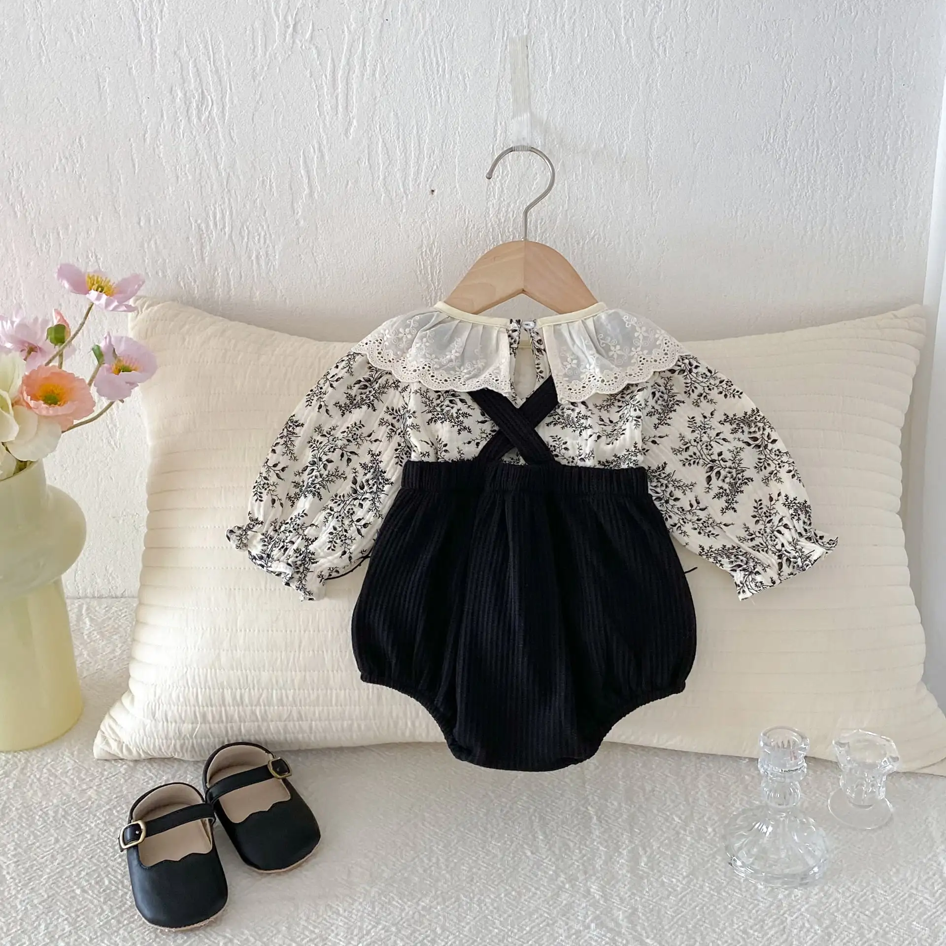 【66-100cm】ブラックフラワーＴシャツ＆サロペット