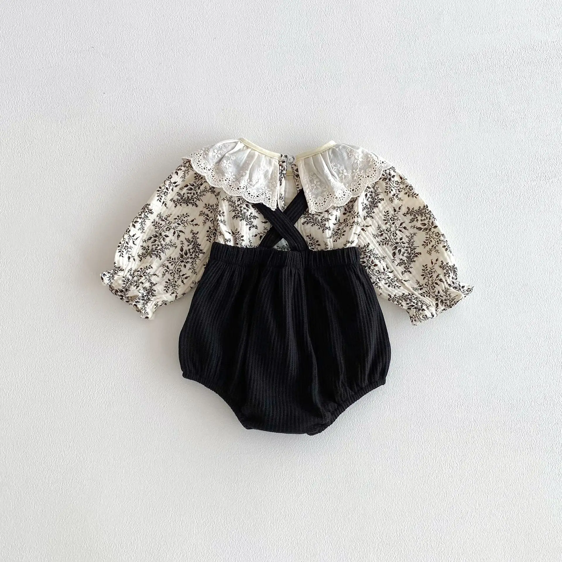 【66-100cm】ブラックフラワーＴシャツ＆サロペット