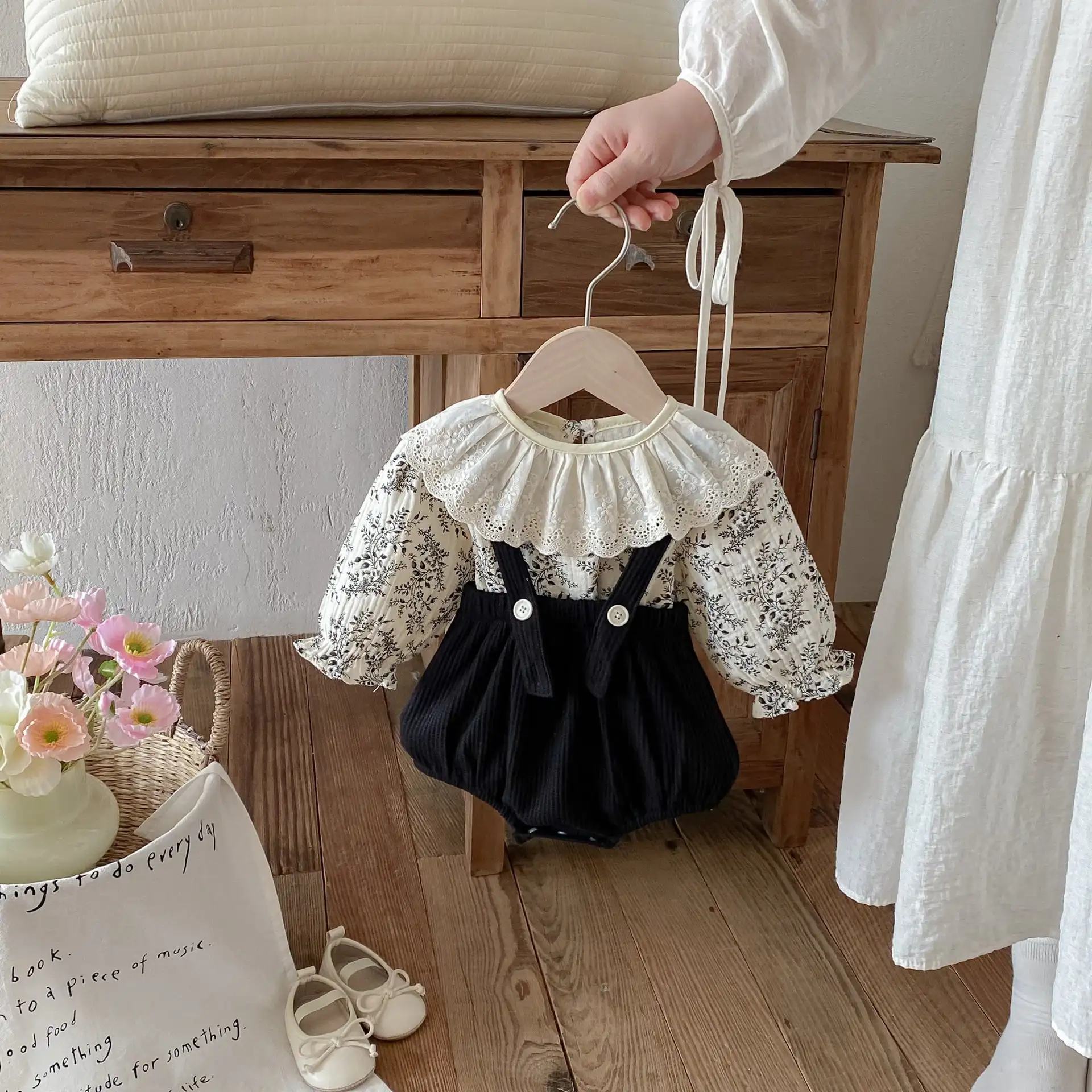 【66-100cm】ブラックフラワーＴシャツ＆サロペット