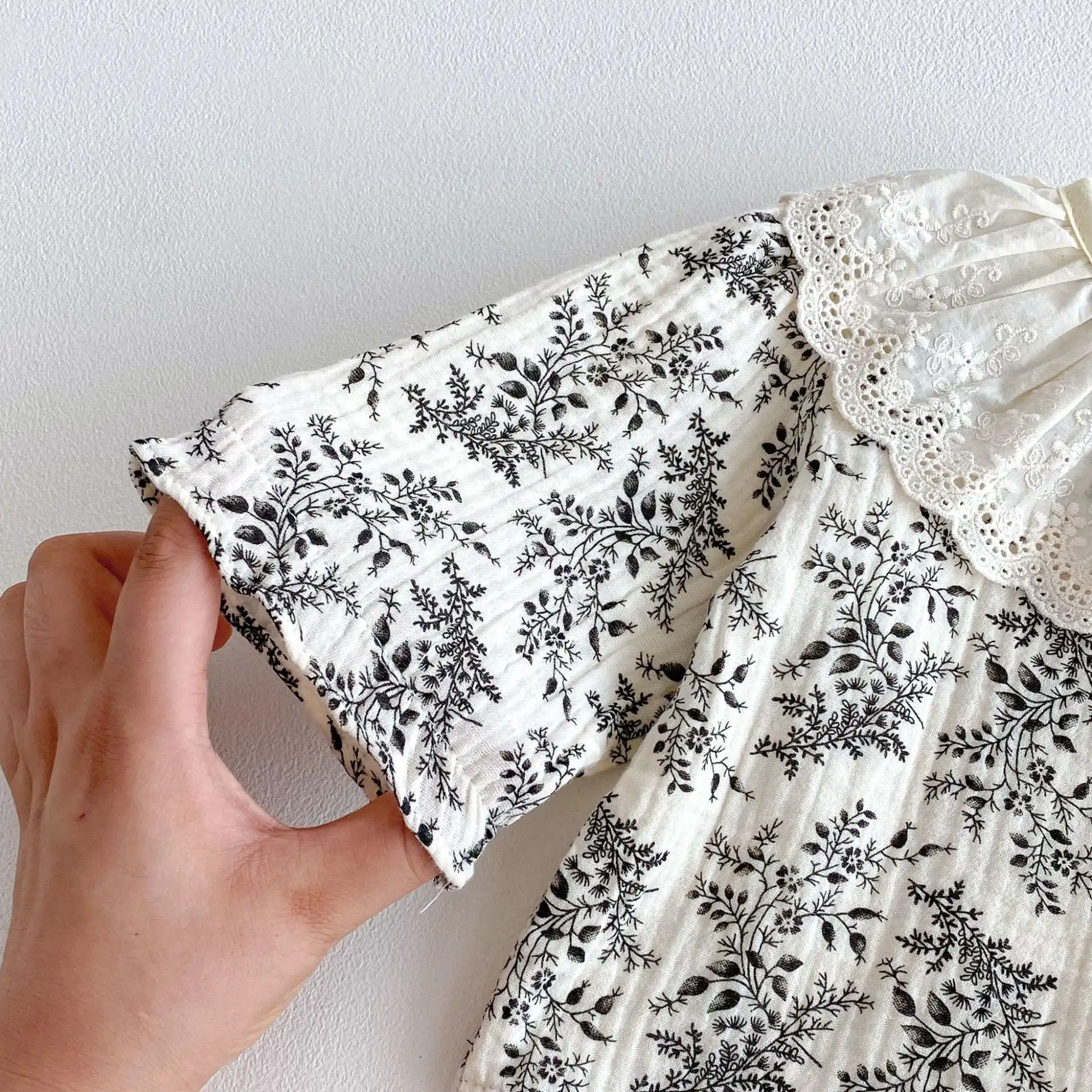 【66-100cm】ブラックフラワーＴシャツ＆サロペット