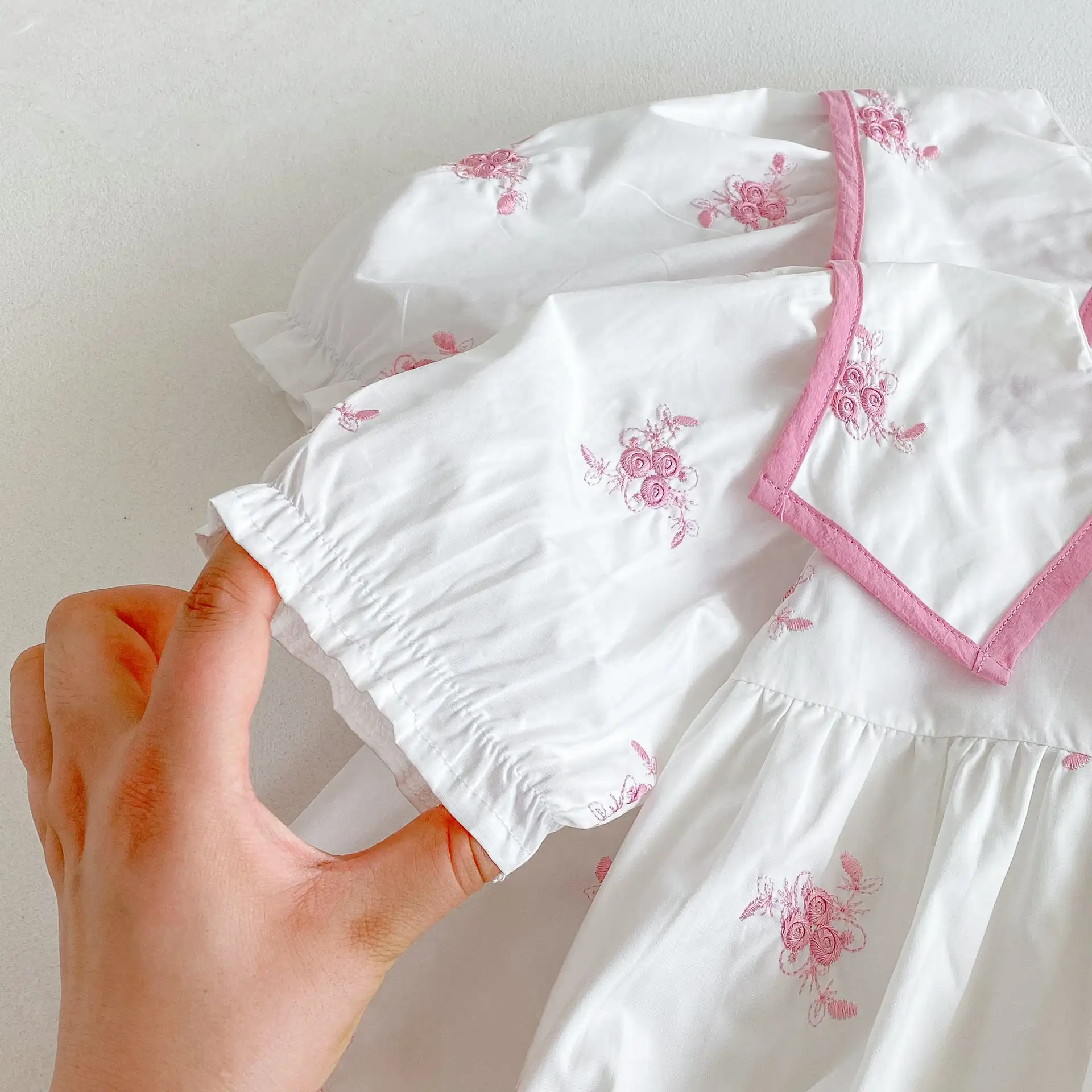 【66-110cm】ピンクフラワー刺繡ロンパース、ワンピース