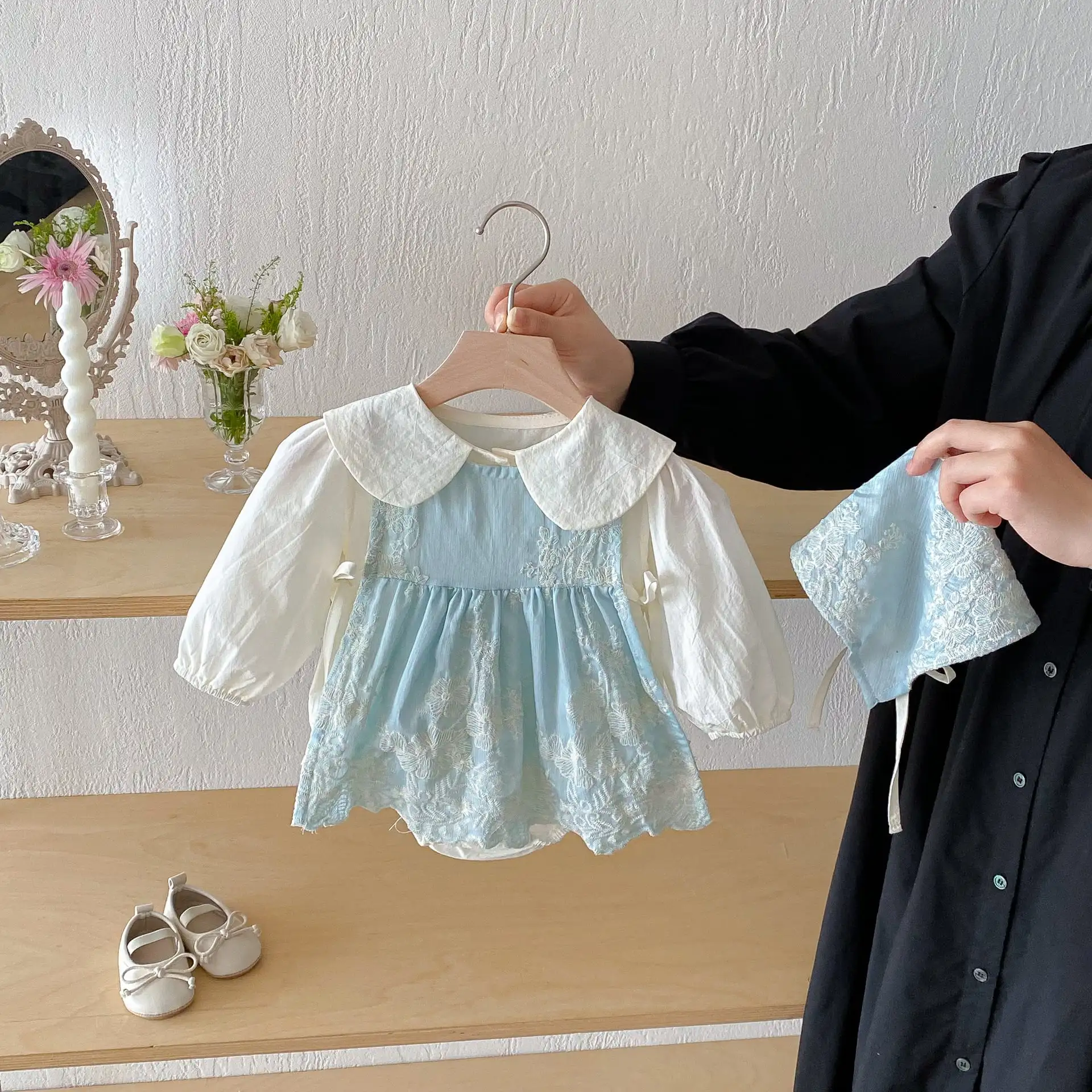 【66-90cm】ブルーフラワー刺繡ロンパース3点セット