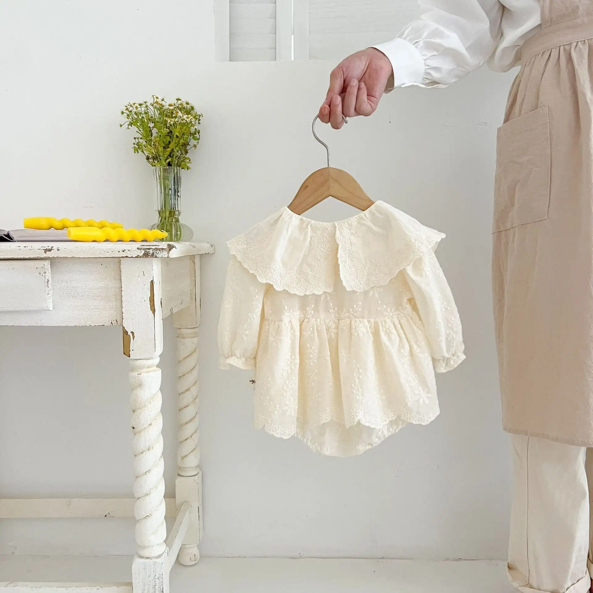 【66-90cm】レース花刺繡ロンパース