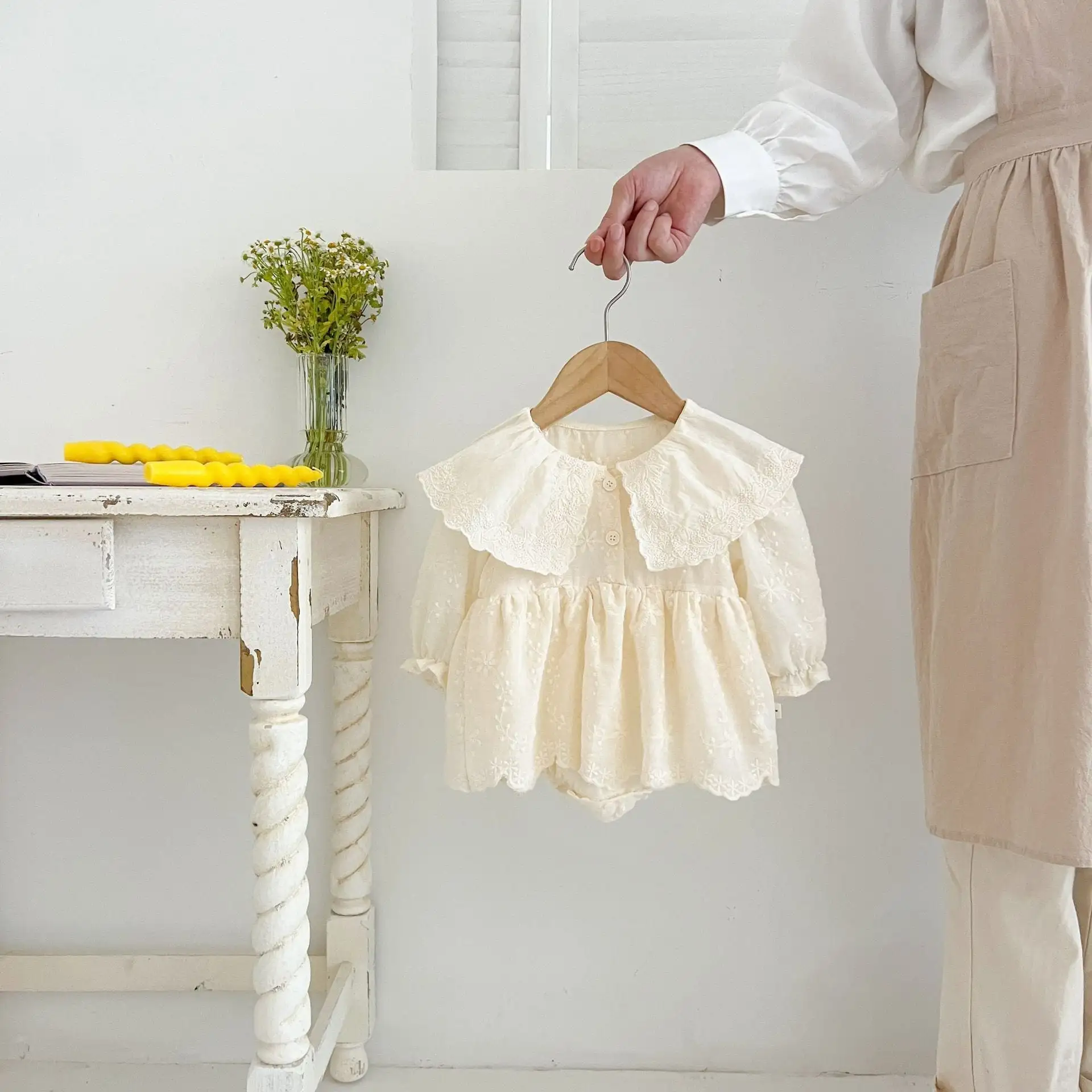 【66-90cm】レース花刺繡ロンパース