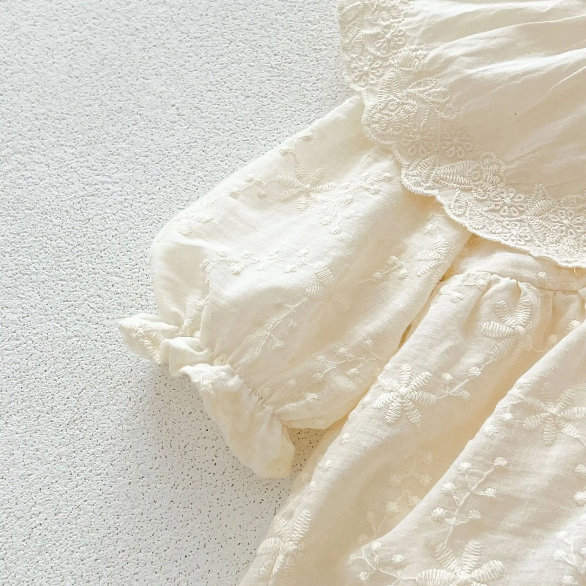 【66-90cm】レース花刺繡ロンパース