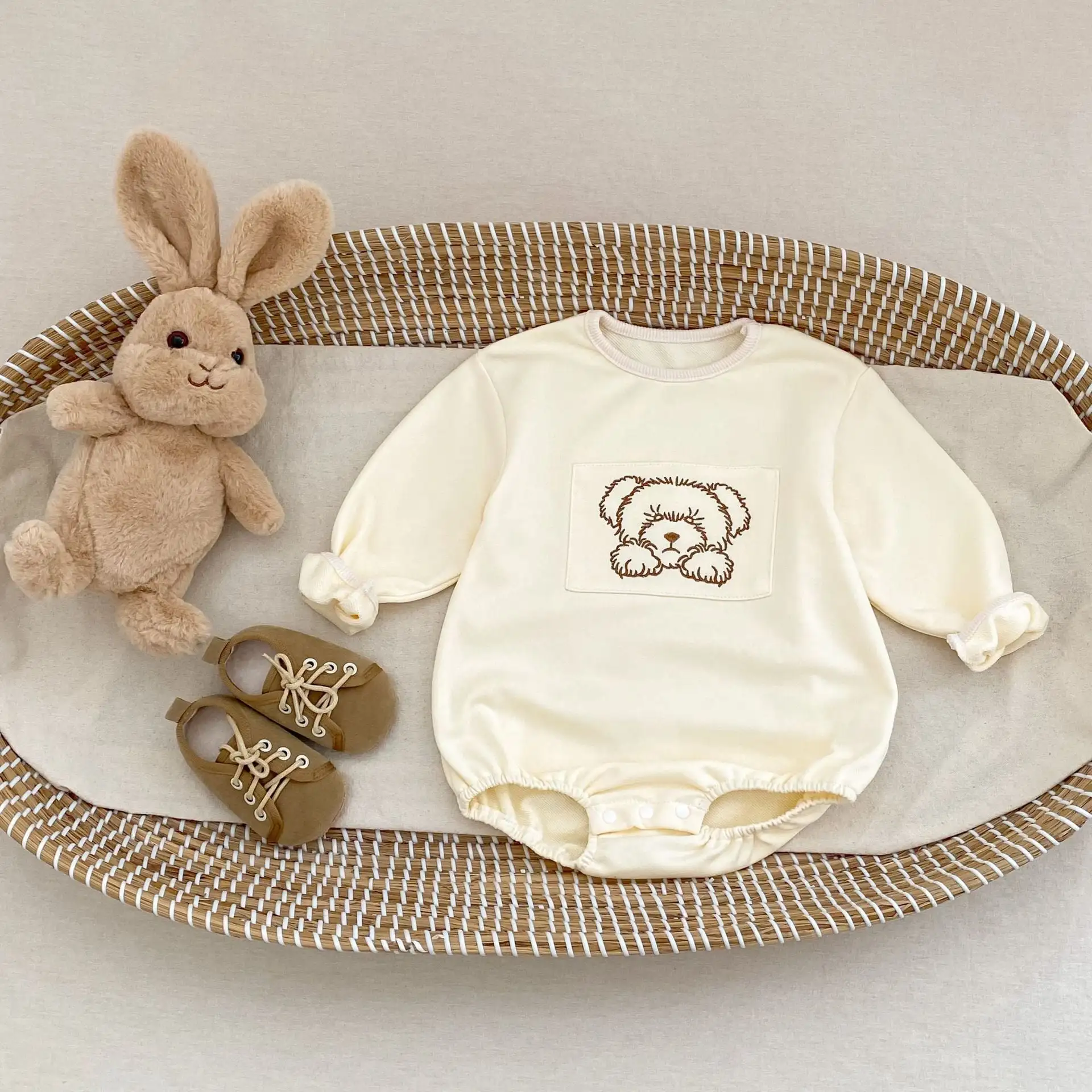 【66-90cm】クマプリントクリームロンパース