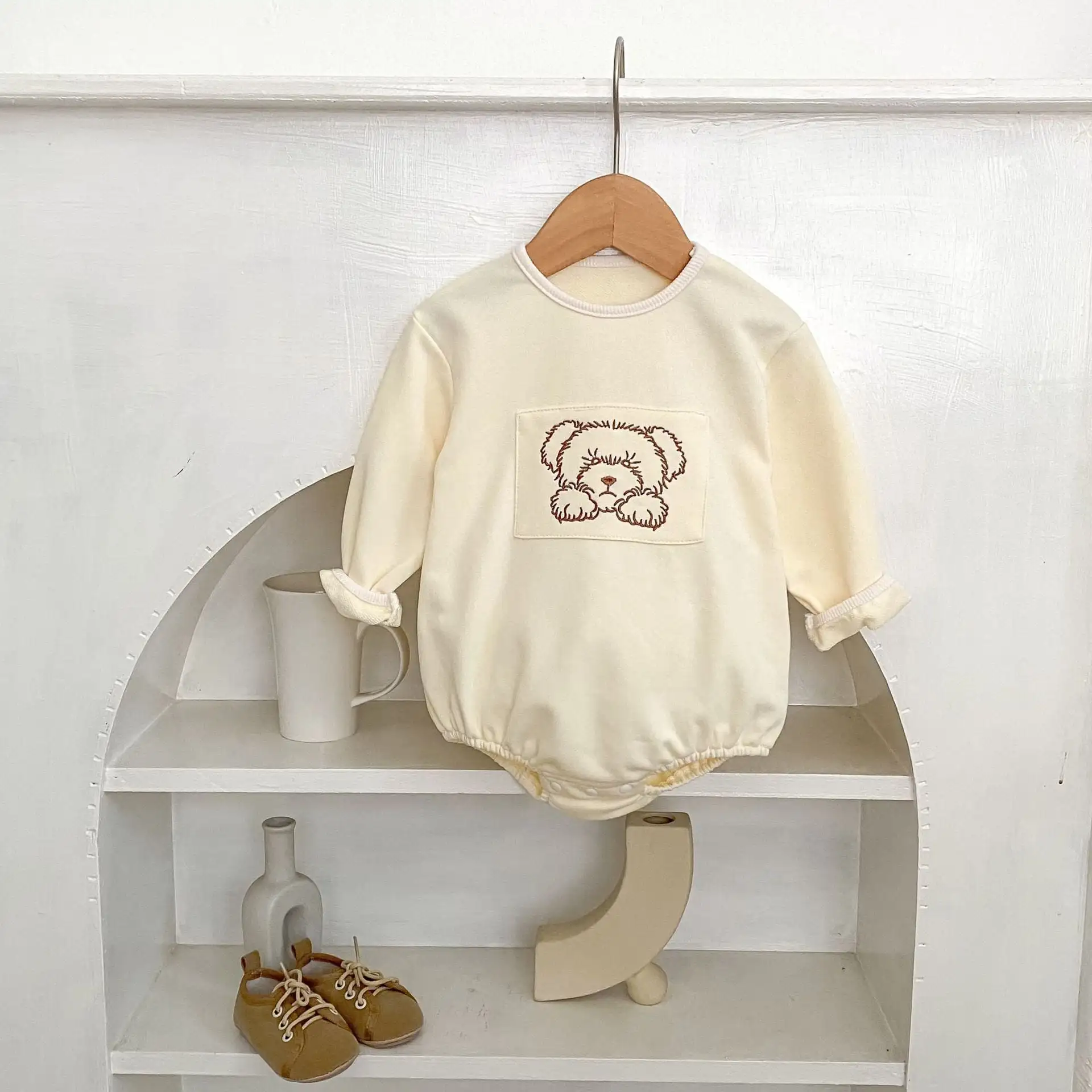 【66-90cm】クマプリントクリームロンパース