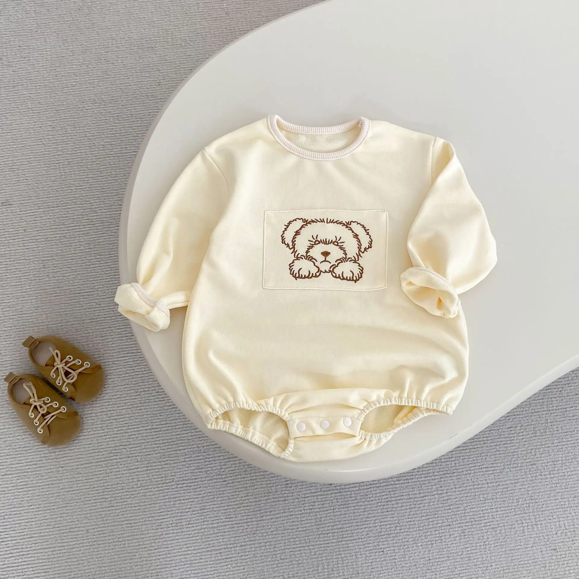 【66-90cm】クマプリントクリームロンパース