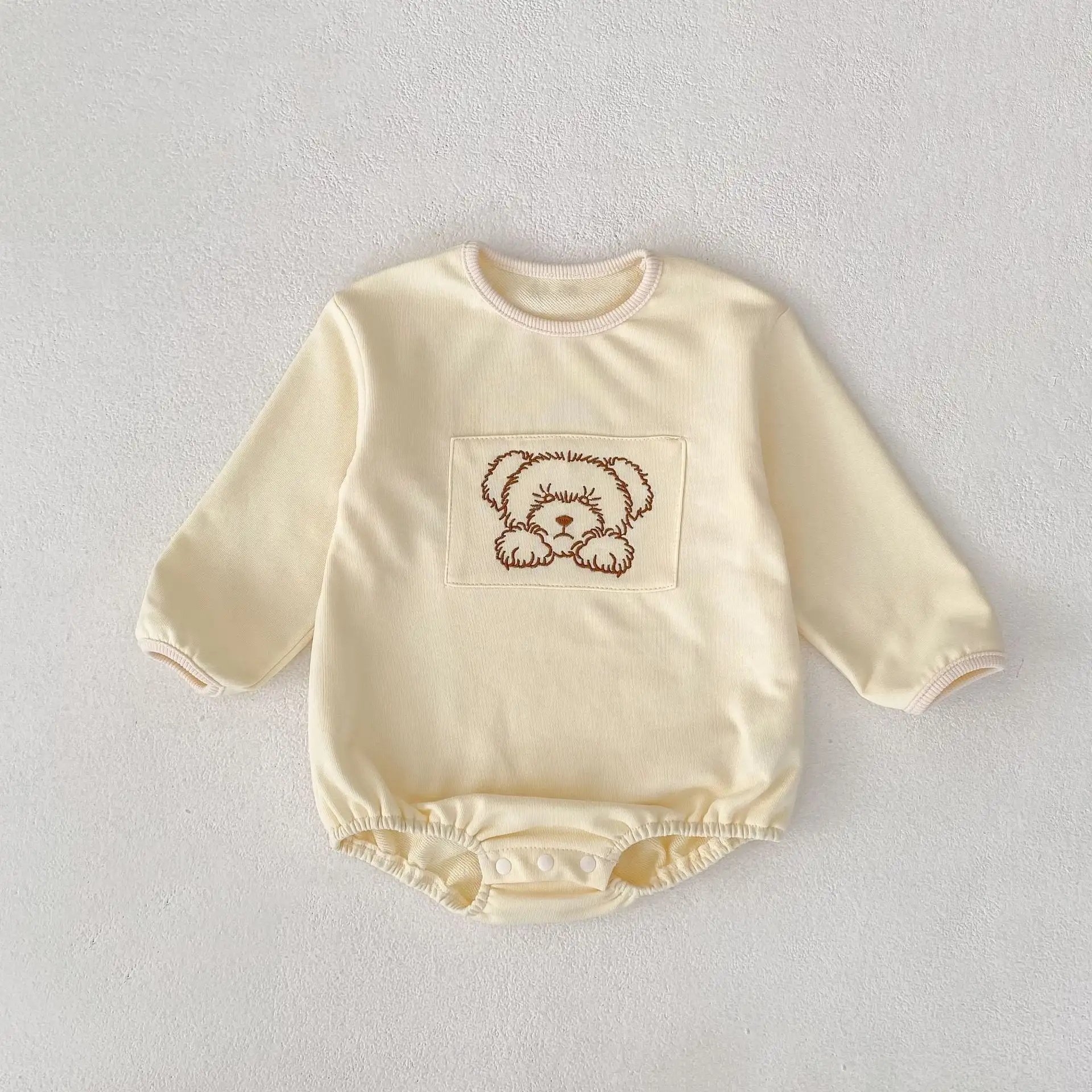 【66-90cm】クマプリントクリームロンパース