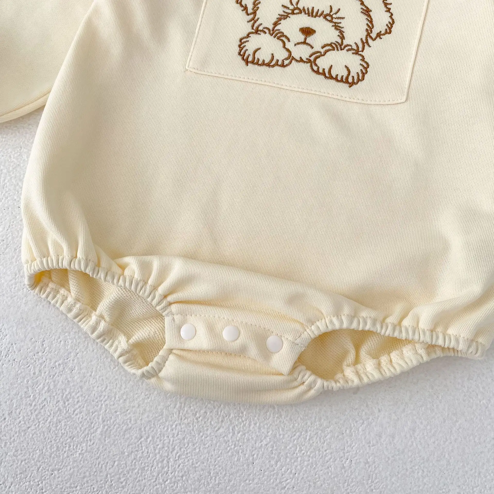 【66-90cm】クマプリントクリームロンパース