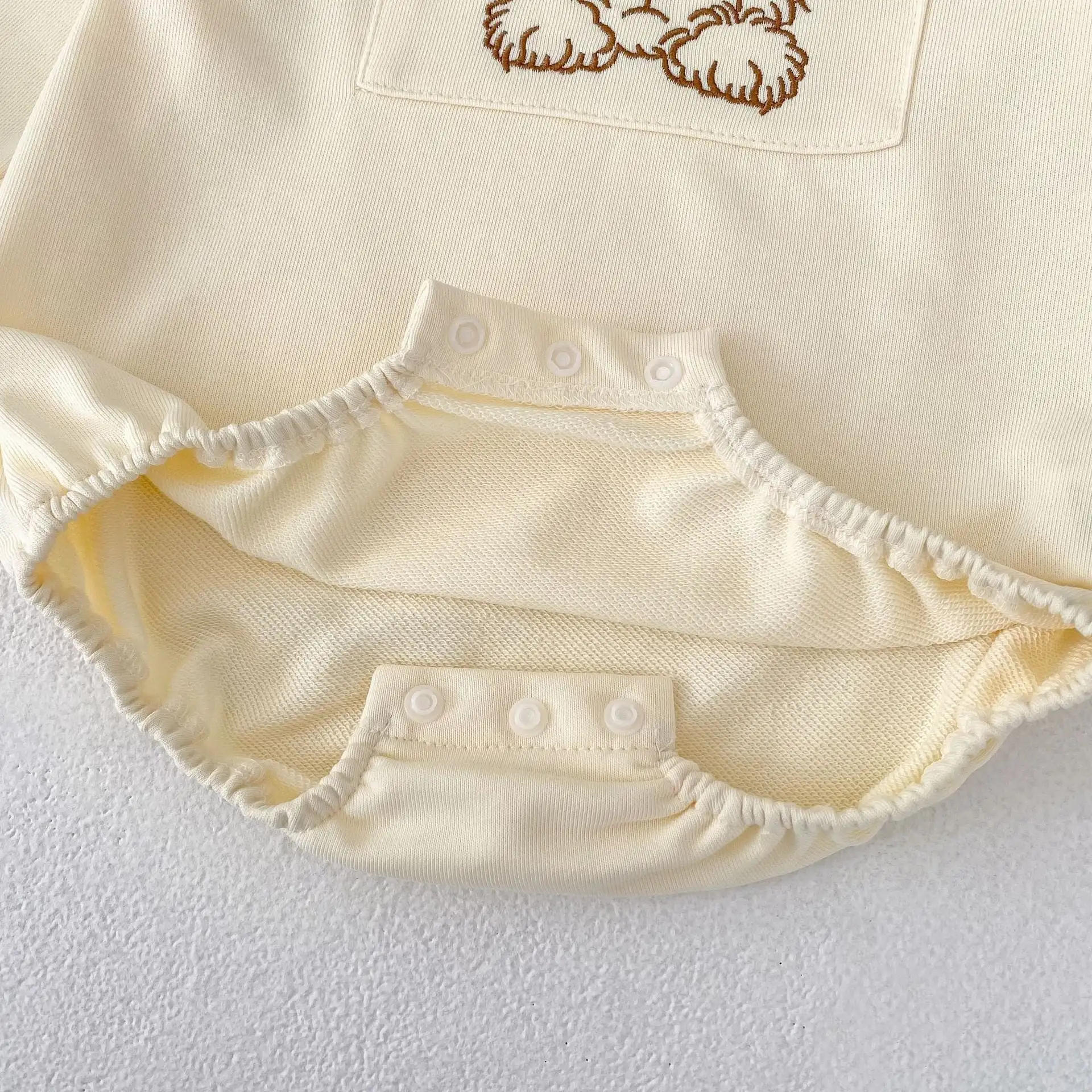 【66-90cm】クマプリントクリームロンパース
