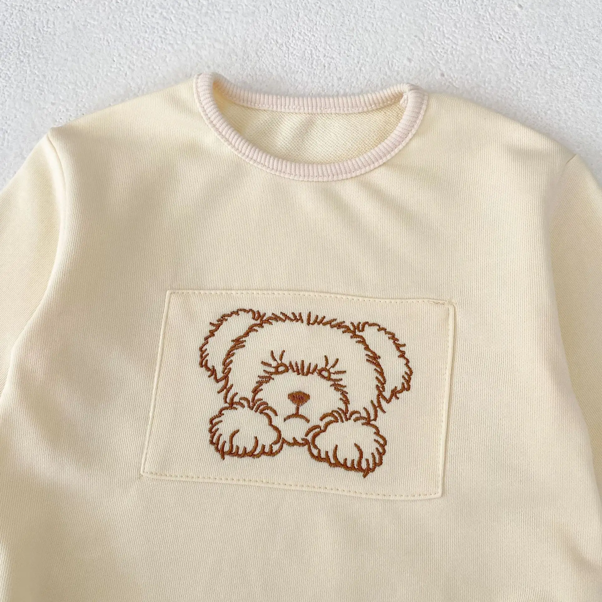 【66-90cm】クマプリントクリームロンパース