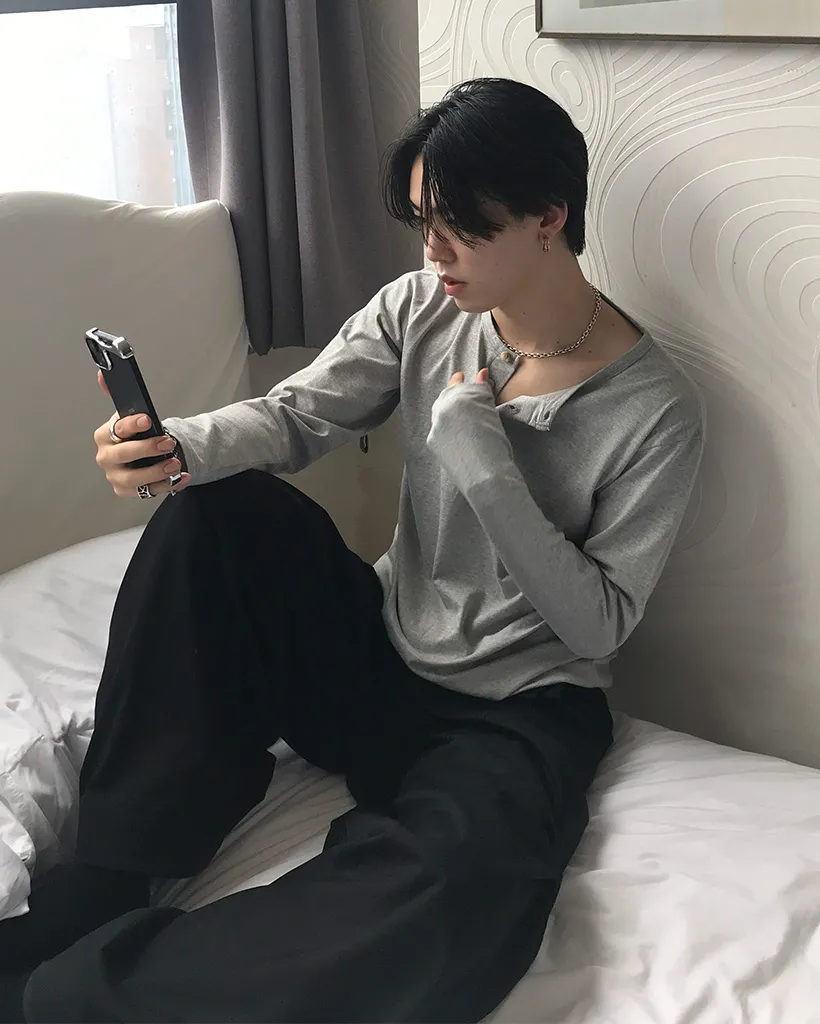ボタン付き長袖Tシャツ