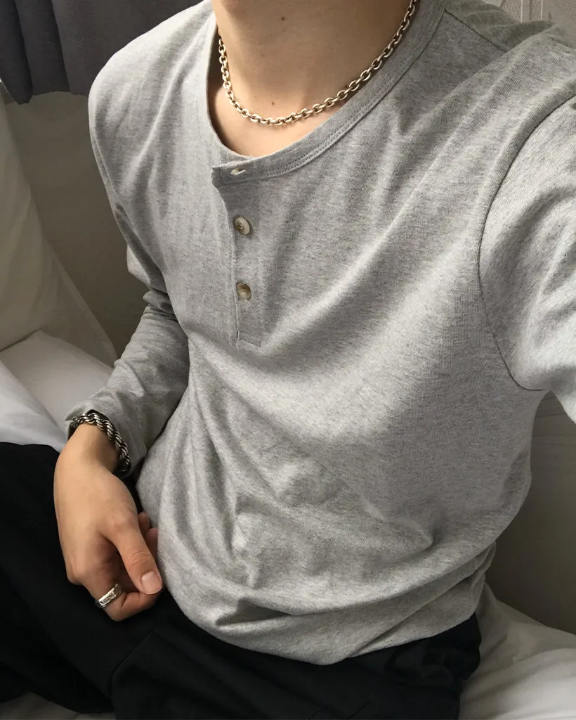 ボタン付き長袖Tシャツ
